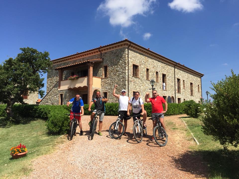 Considerando la varietà e la bellezza dei panorami, gli affascinanti borghi medievali, le città d’arte e la grande tradizione enogastronomica non sorprende che la Toscana sia una delle regioni più apprezzate dai cicloturisti di tutto il mondo.